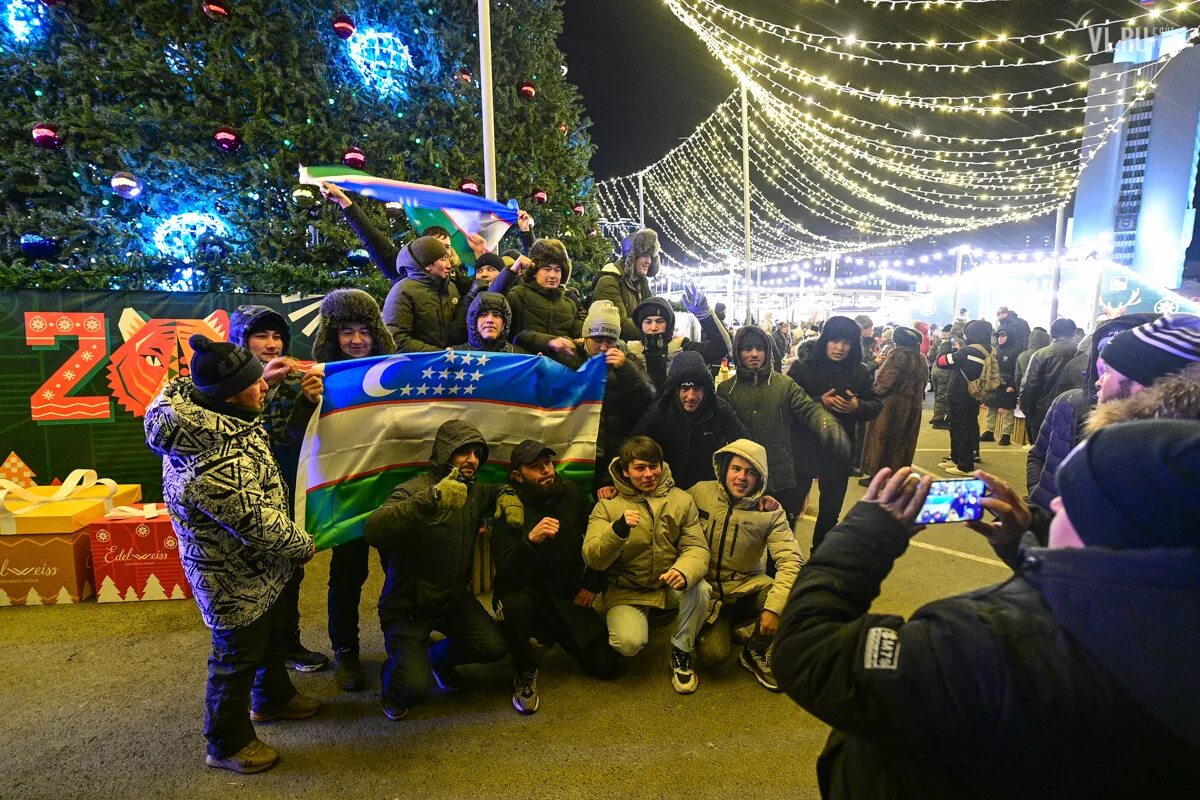 Новогодняя площадь Владивосток 2021. Люди во Владивостоке на празднике зима. Владивосток отметил день