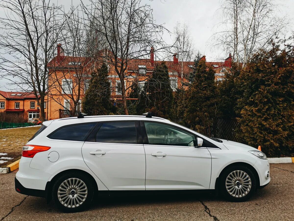 Форд универсал спб. Ford Focus 3 универсал. Форд фокус 3 универсал 2014. Ford Focus 2014 универсал. Ford Focus 3 универсал белый.