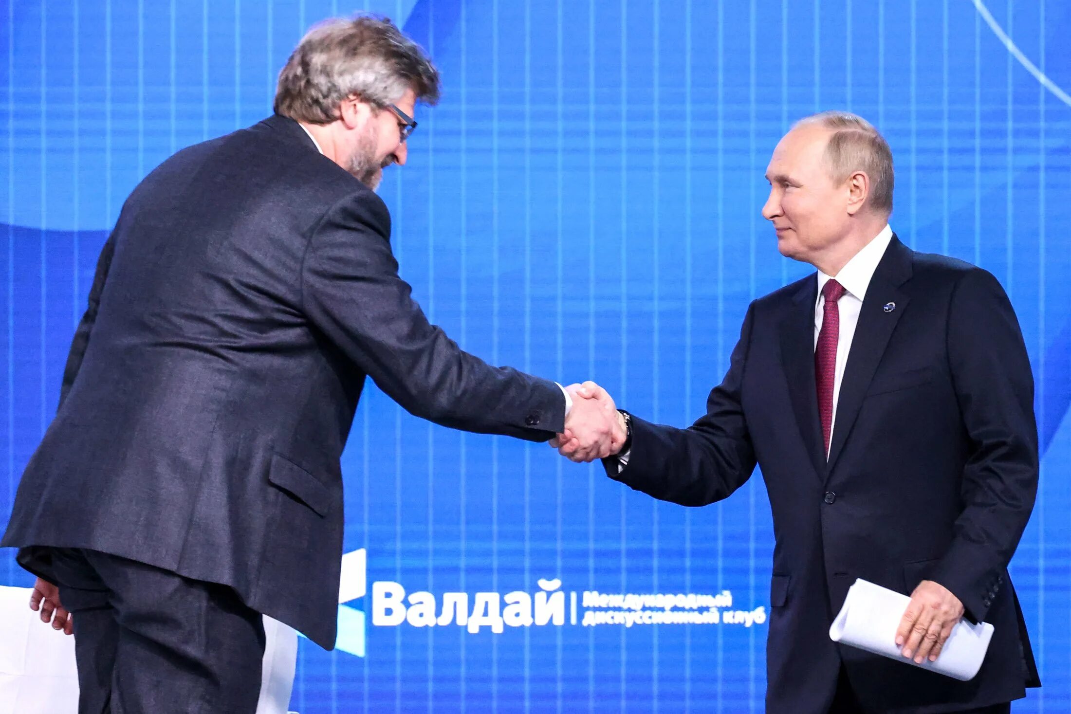 Валдай выступление. Рукопожатие президентов. рукопожатие путина. путин фото октябрь 2025. путин валдай 2025.