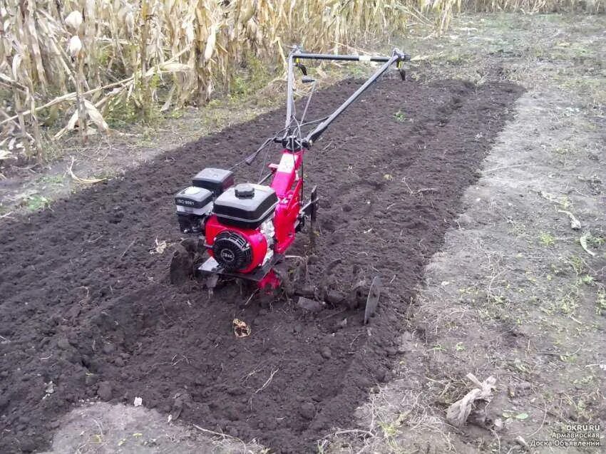 Пахать землю мотоблоком. Пахота культиватором. Вспашка земли мотоблок нева. Вспашка земли мотоблок нева. Мотоблок и культиватор хускварна.