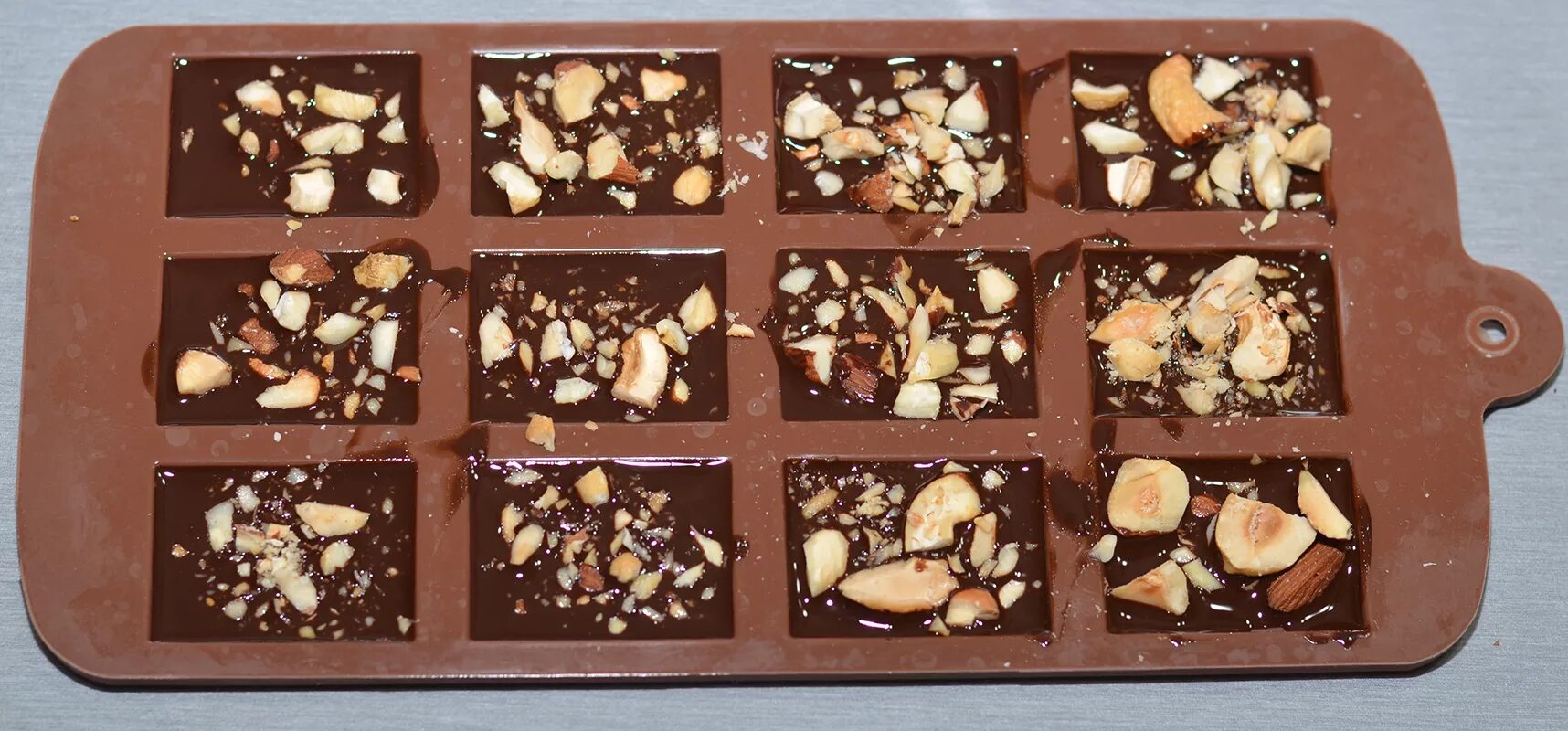 Шоколад формы для шоколада. Домашний шоколад. Объемные шоколадные формы. Домашний шоколад из какао. Мастер класс шоколадные конфеты.