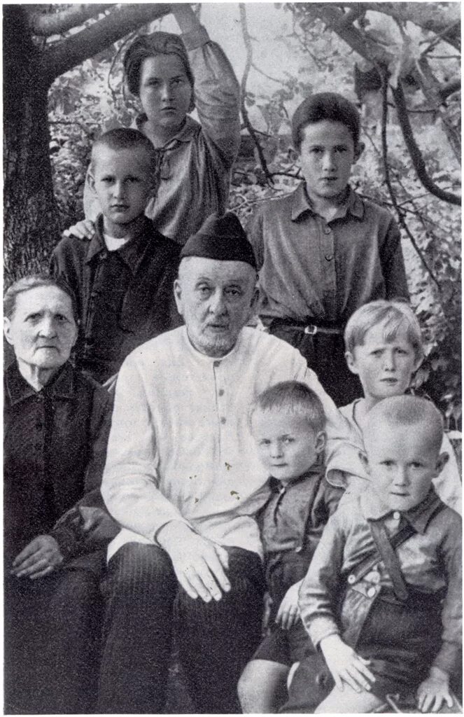 Циолковский родители детство. Семья циолковского константина эдуардовича. Семья циолковского константина эдуардовича. Константин циолковский семья. Циолковский в детстве.