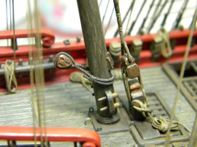 Поправляла такелаж. В кейптаунском порту с пробоиной в борту жанетта поправляла такелаж. Корабельный такелаж. Жанетта поправляла такелаж корабль. Корабль.