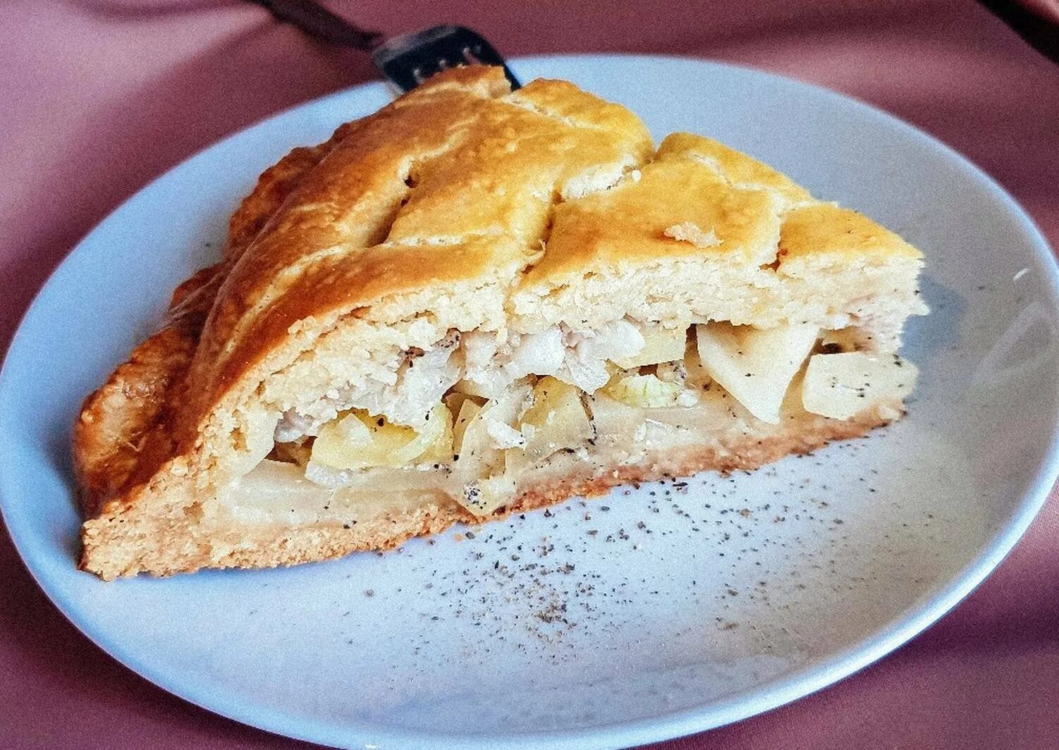 Сколько времени печь пирог с картошкой. Пирог с картошкой. пирог с курицей и картофелем. картофельный пирог с мясом. пироги с картошкой и луком.