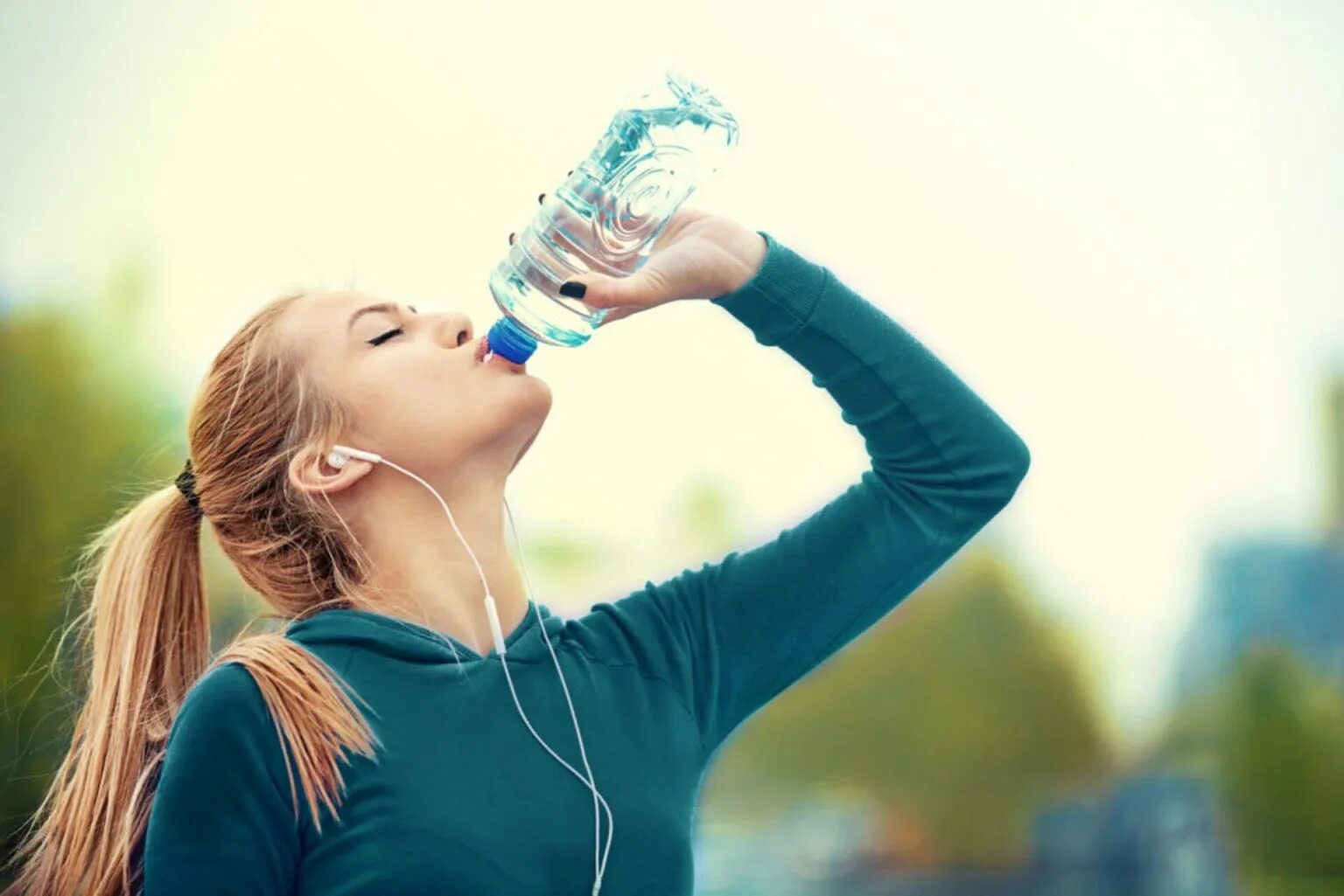 Питье воды. Пить воду. Человек пьет воду. Девушка с бутылкой воды.