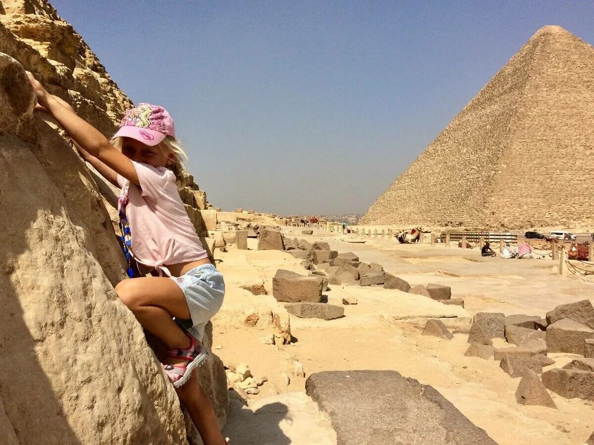 Египет можно ли отдыхать. Египет Шарм-Эль-Шейх пирамиды. Пирамида Хеопса туристы. Гиза Египет туристы. Каир Шарм-Эль-Шейх.