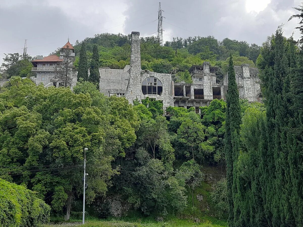 Замок Ольденбургского в Абхазии. Дворец принца Ольденбургского. Замок принца Ольденбурского. Замок принца Ольденбургского на склоне горы.