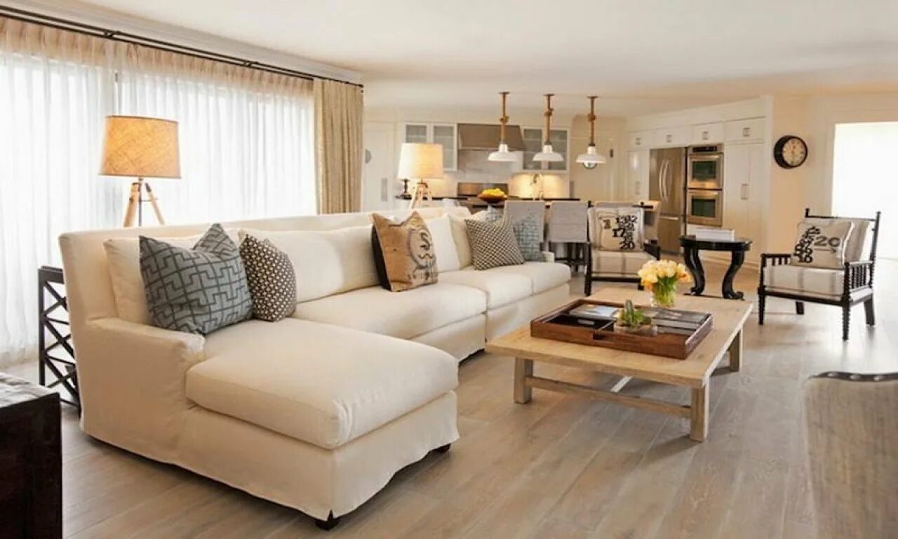 белый диван в интерьере. светлая комната. светильник rexant galatea. белый диван в интерьере. гостиная со светлым диваном.