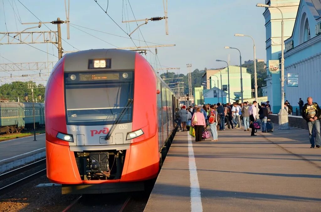 Ржд смоленск телефон. Ласточка РЖД Смоленск. Поезд Ласточка белорусский вокзал. ЖД вокзал Смоленск Ласточка. Поезд Ласточка Москва Минск.