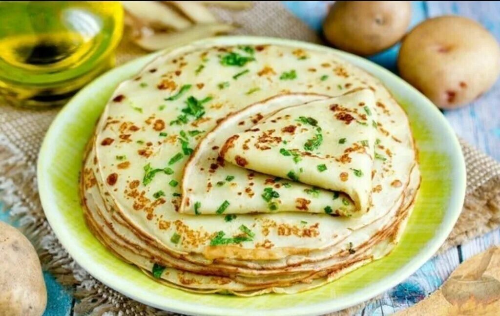 Блинчики из картофельного пюре. Картофельные блины. Картофельные блины из сырого. Картофельные оладьи с сыром. Картофельные блины из сырого.