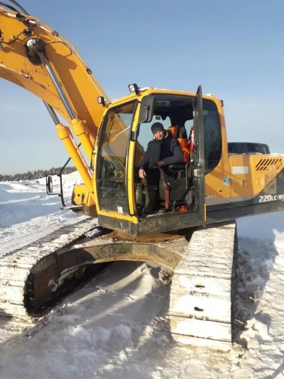 Машинист экскаватора хабаровск. Машинист экскаватора (6 разряда, Komatsu РС 1250) Nordgold. Экскаватор гусеничный Коматсу копает. Машинист экскаватора 110кв. Машинист экскаваторщик.