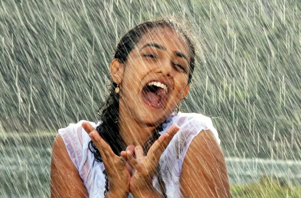 Безумные дожди. Девушка радуется дождю. Девушка под дождем. Девушка радуется под дождем. Счастливая девушка под дождем.