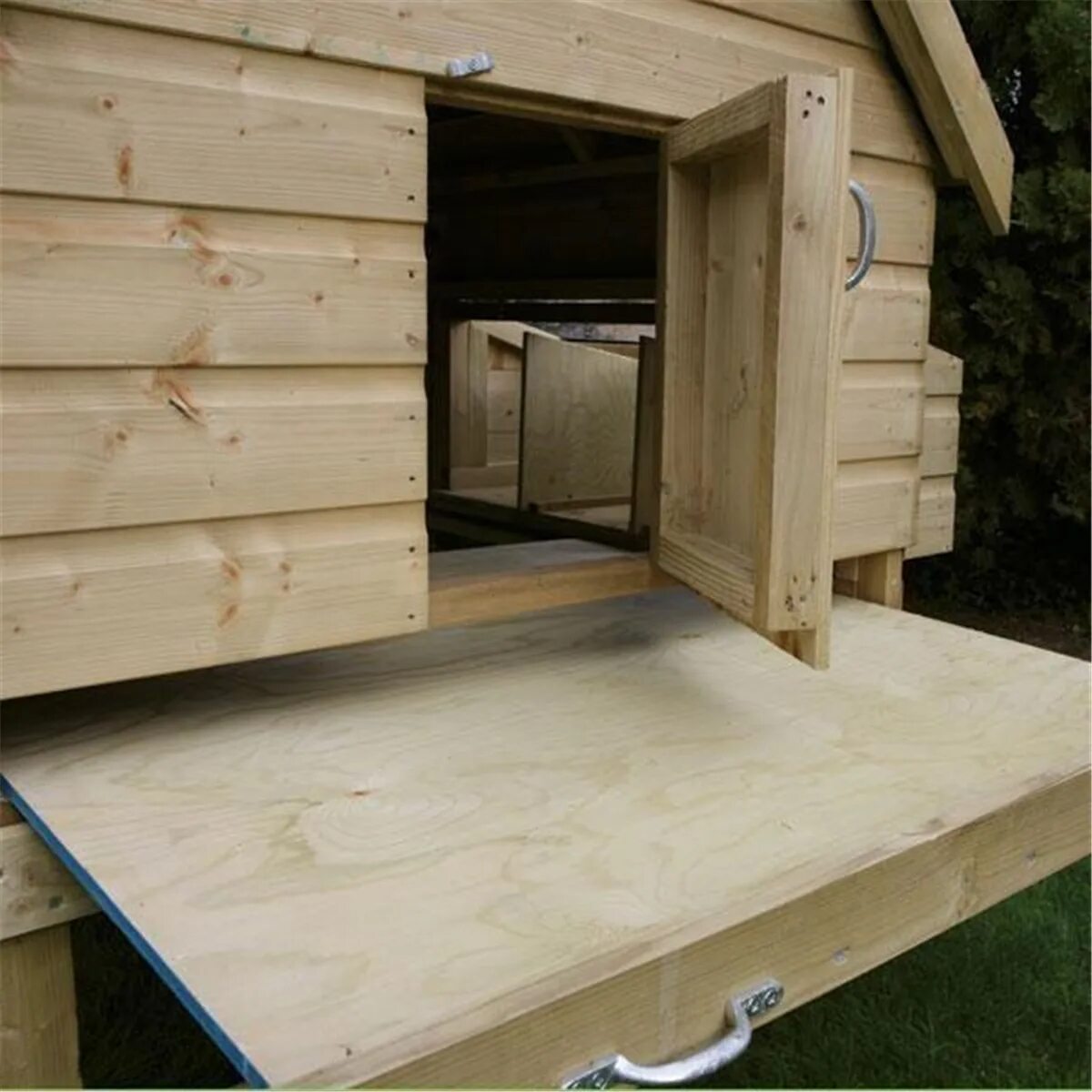 Дверь в курятник своими. Дверь в курятник. Дверца лаз для кур. Дверцы для курятников. Дверца для курятника.