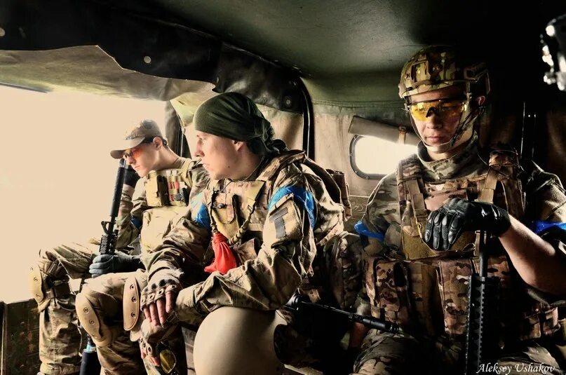 Мы возвращаемся домой наталья качура. Мы возвращаемся домой. Военный с женой иллюстрации. Качура мы возвращаемся домой. Сергей раст.