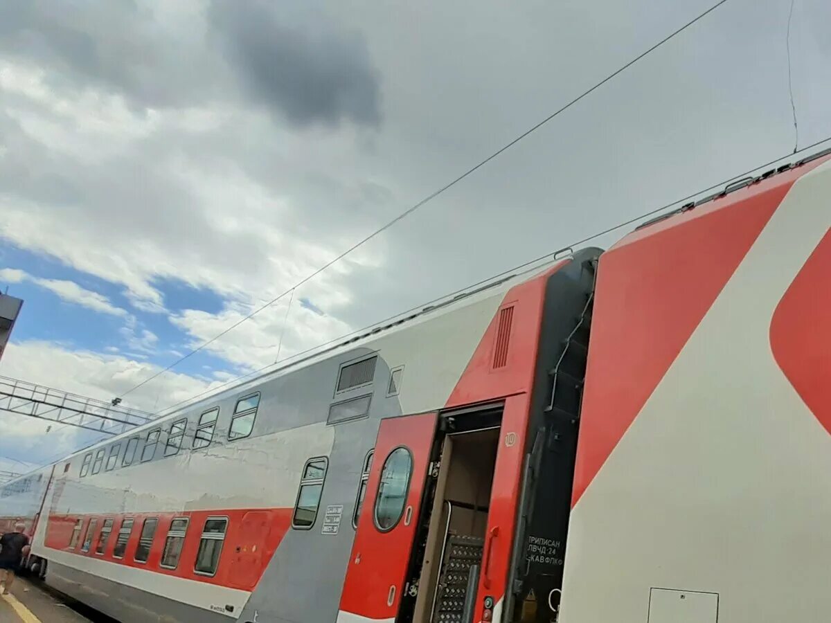 Москва самара по м12. Поезд 004м кавказ двухэтажный. 004м «кавказ (двухэтажный состав)». двухэтажный поезд самара-москва. двухэтажный поезд мцд.