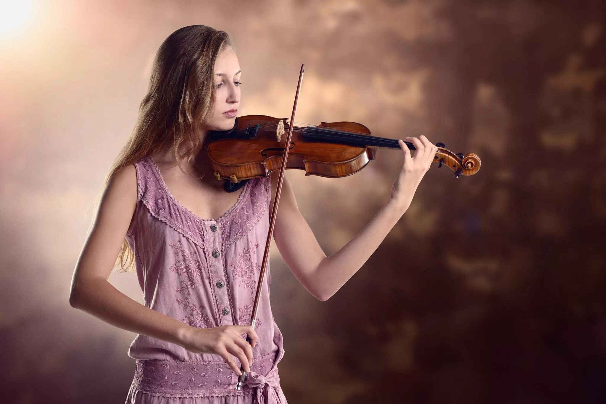 Скрипка из полин. Юный скрипач. Скрипка в женских руках. Скрипачи женщины Франции. Юный скрипач в осеннем парке.