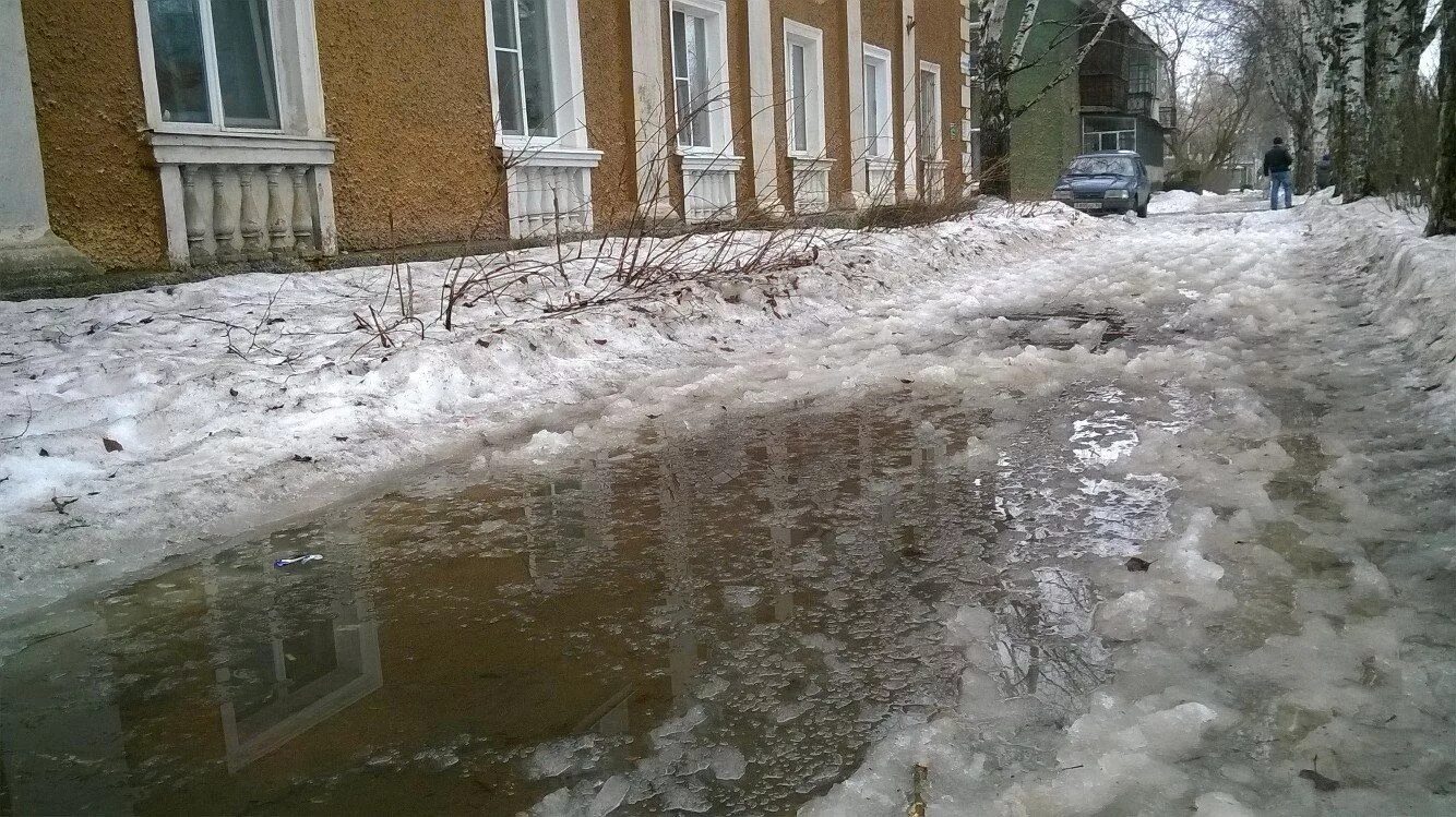 Таяние снега в городе. Тает снег в России. Лужи от таяния снега. Таяние снега в России. Растаявший снег ответ