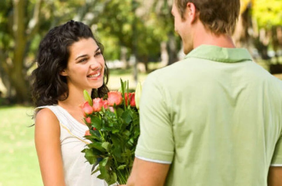 Новое знакомство с мужчиной. Женщине дарят цветы. Парень дарит цветы. Мужчина дарит цветы девушке. Парень дарит букет девушке.