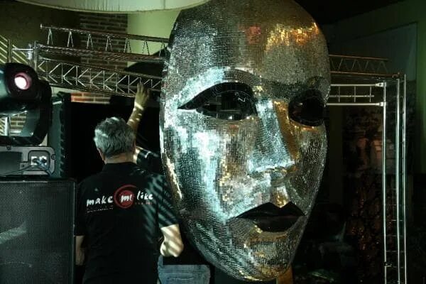 г. зеркальная маска. маска из кусков зеркала. фотозона с масками. элиан тарс книга.