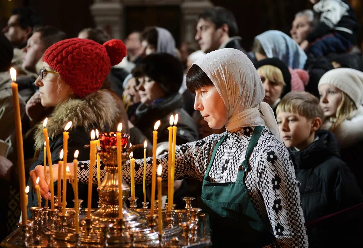 Сегодня праздник церковный 14 февраля. Рождество в храме. Рождество Христово. Храмы в праздник. Празднование Рождества в церкви. Православные люди.