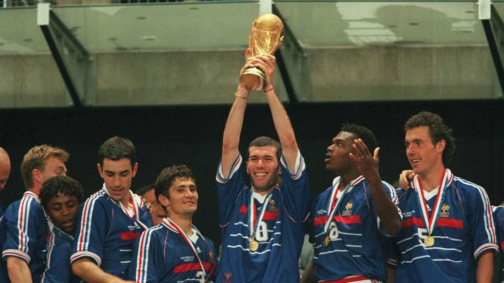 98 год рождения. Зинедин Зидан ЧМ по футболу 1998. Франция 1998 финал.