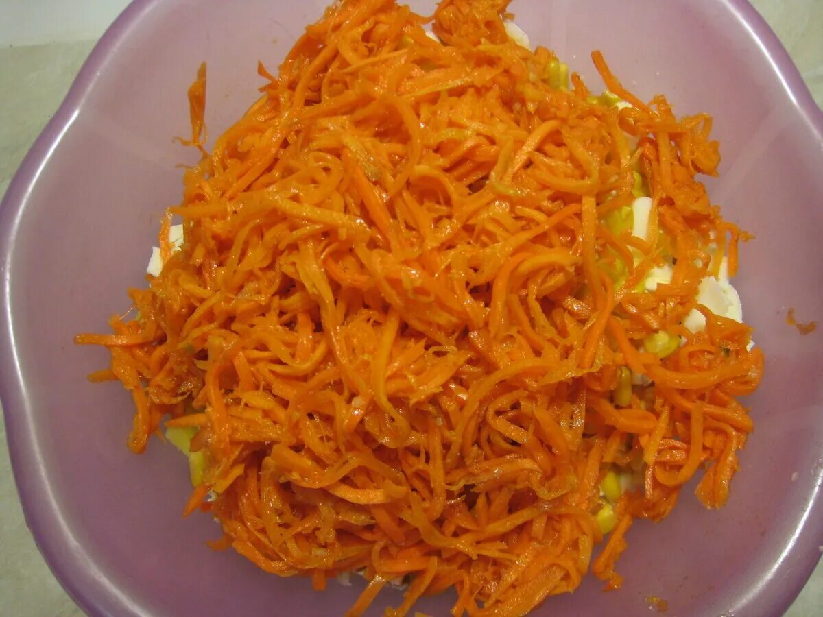 Салат из моркови по-корейски. Морковный салат. Салат морковка с жареной картошкой. Корейский салат с мясом. Салат печень корейская морковь огурцы