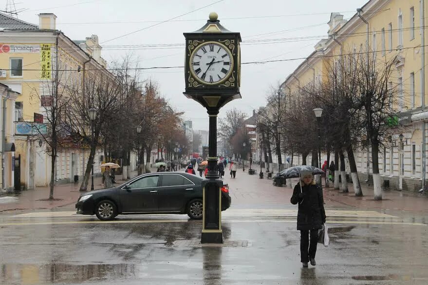 Тверь в марте. Тверь пешеходная улица Трехсвятская. Часы на Трехсвятской Тверь. Тверь март.