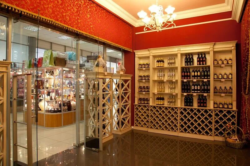 дербентский коньячный завод снаружи. витрина для фигурных коньячных изделий. фирменный магазин коньячного завода. фирменный магазин дербентского. коньячный дом цитадель.