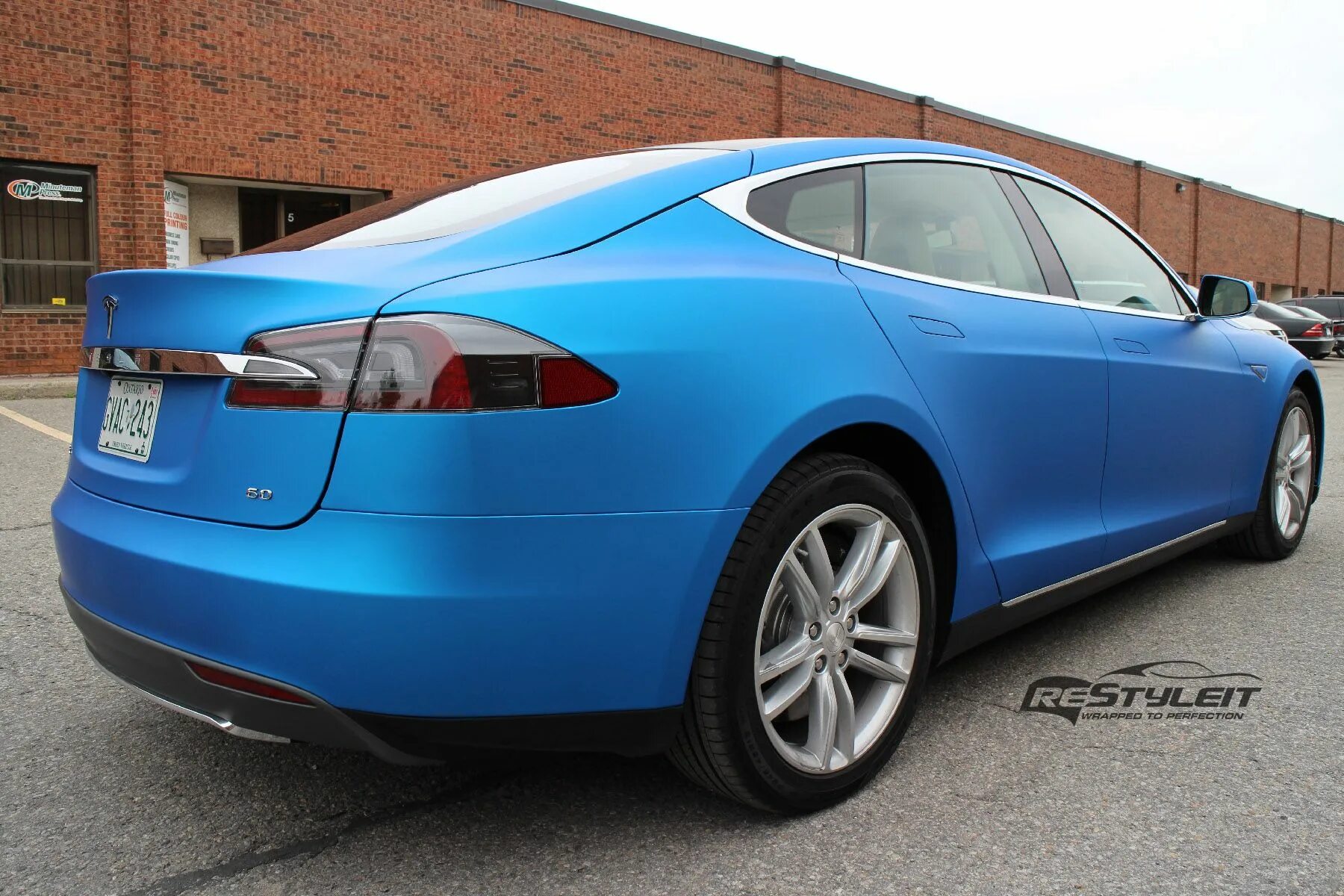 Цвет синий алюминий. Arlon синий матовый хром. Tesla model s матовая. Arlon синий матовый. Матовая Тесла синяя.