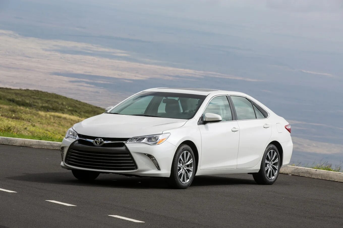 Тойота камри фото. Toyota Camry 2015. Toyota Camry le 2015. Toyota Camry xv60. Toyota Camry 100.