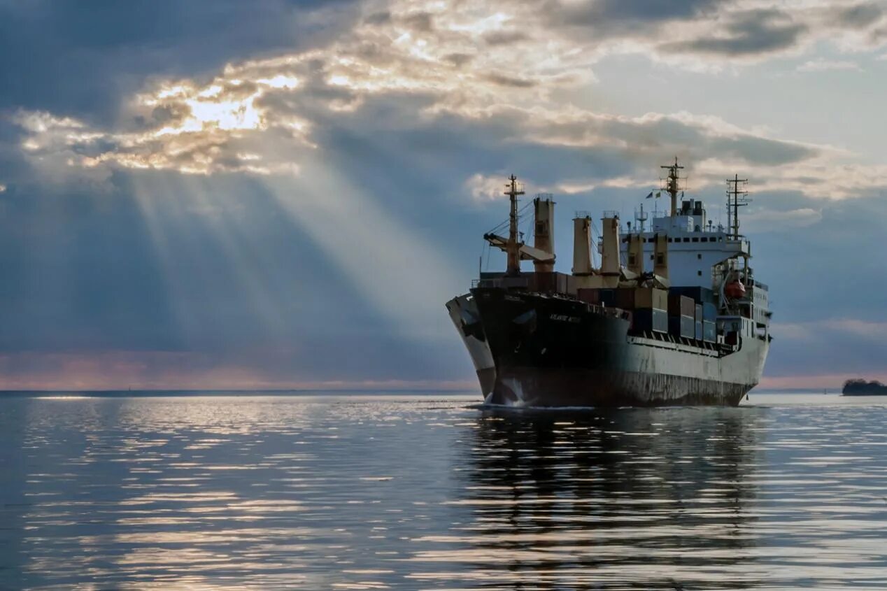 Суда в море. Корабль сухогруз. Пароход в море. Корабль в море. Волна от парохода плывущего