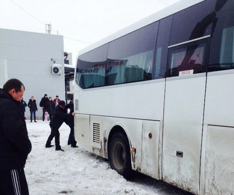 Новый автобус застрял. Магнитогорский автовокзал ночью. Автовокзал Магнитогорск. Заказной автобус Снежное Новоазовск. Казань магнитогорск автобус