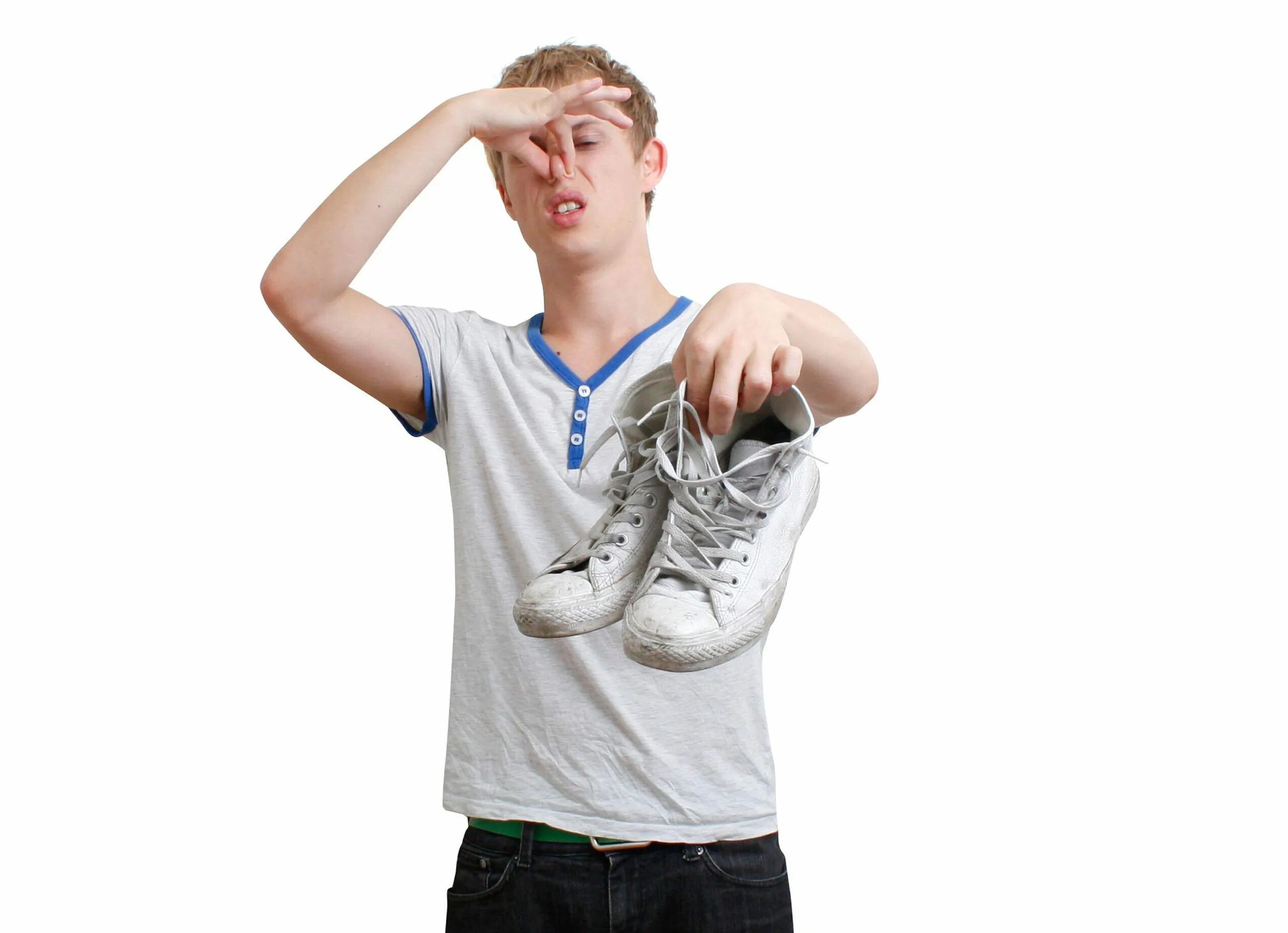 Воняют подростки. Потный подросток. Вонючий подросток. Мужик держит кроссовки в руках. Неприятный запах.