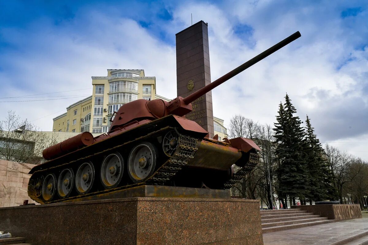 9 мая 3 пермь. Памятник танк т-34 пермь. памятник т 34 в перми. танк т-34 в туле. памятник уральскому добровольческому корпусу пермь.