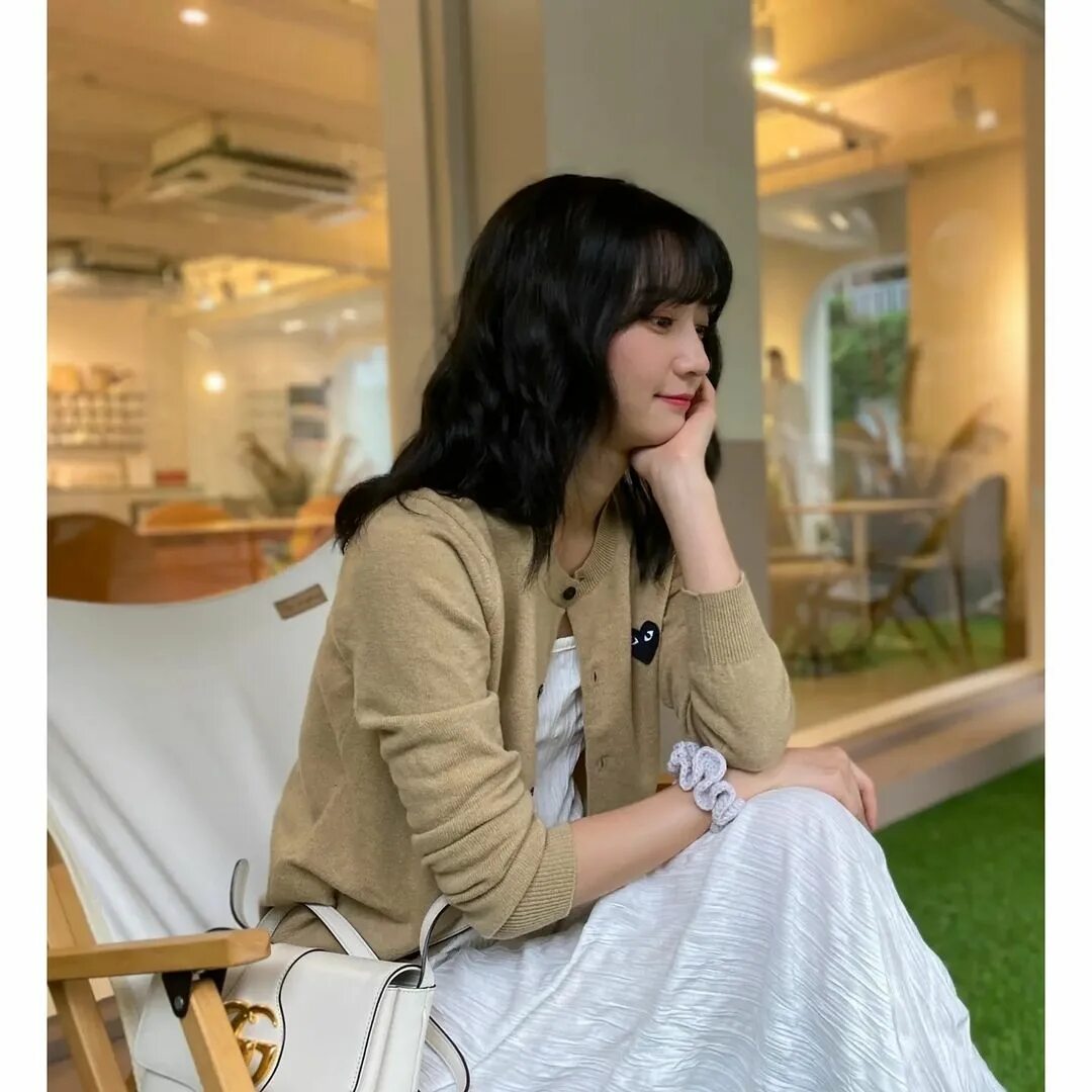 Айдолы под зонтом в журнале. Айрин oh my girl. Binnie oh my girl. Binnie oh my girl. Binnie.