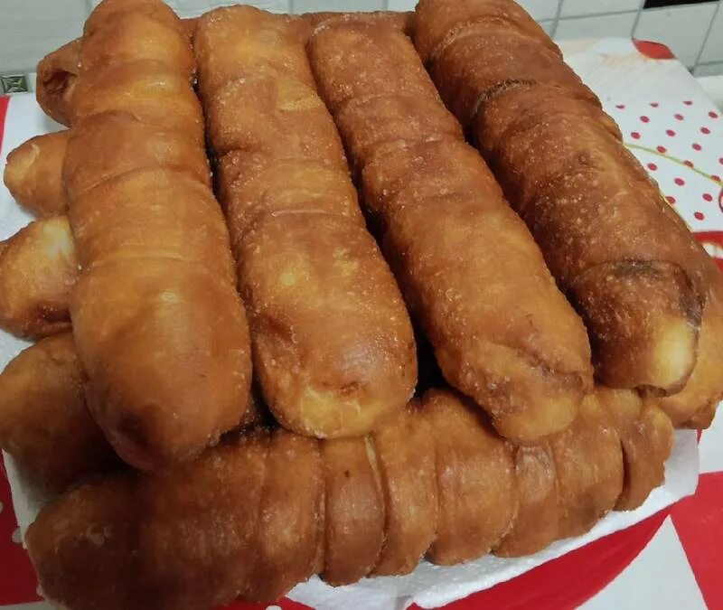 Тесто на сосиски в тесте жареные. Сосиска в тесте жаренная в масле. Сосиска в тесте жареная. Вкусные сосиски в тесте. Сарделька в тесте.