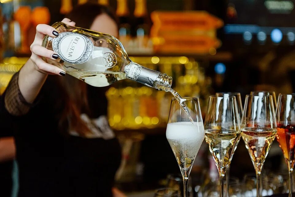 В баре новосибирска бутылкой шампанского. В баре новосибирска бутылкой шампанского. Вечеринка с выпивкой. Шампанское. Вино на новогоднем столе.