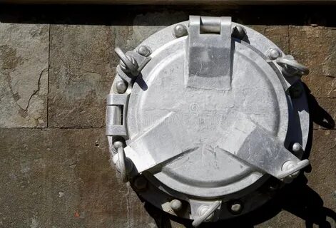Крышка люка подводной лодки