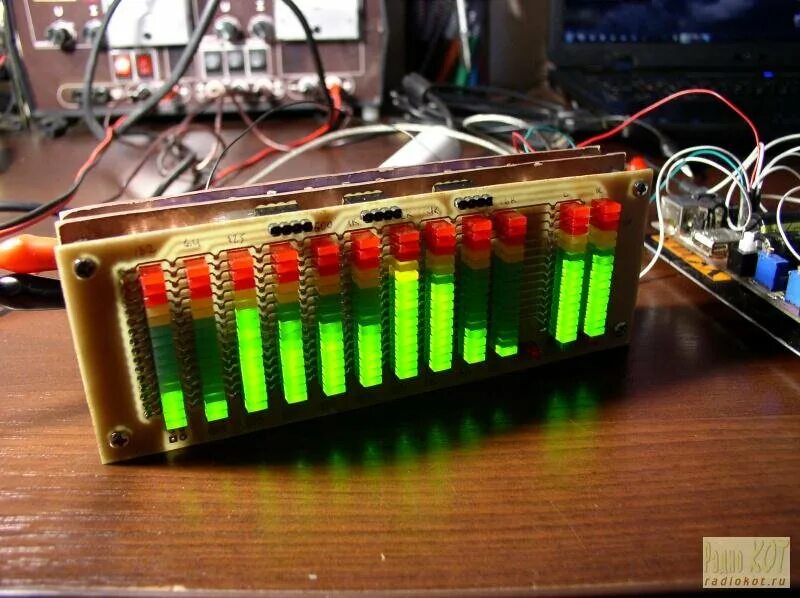 Спектроанализатор на lm3915. Звуковой анализатор спектра на lm3915. Спектроанализатор звука на lm3915. Анализатор спектра звука стрелочный.