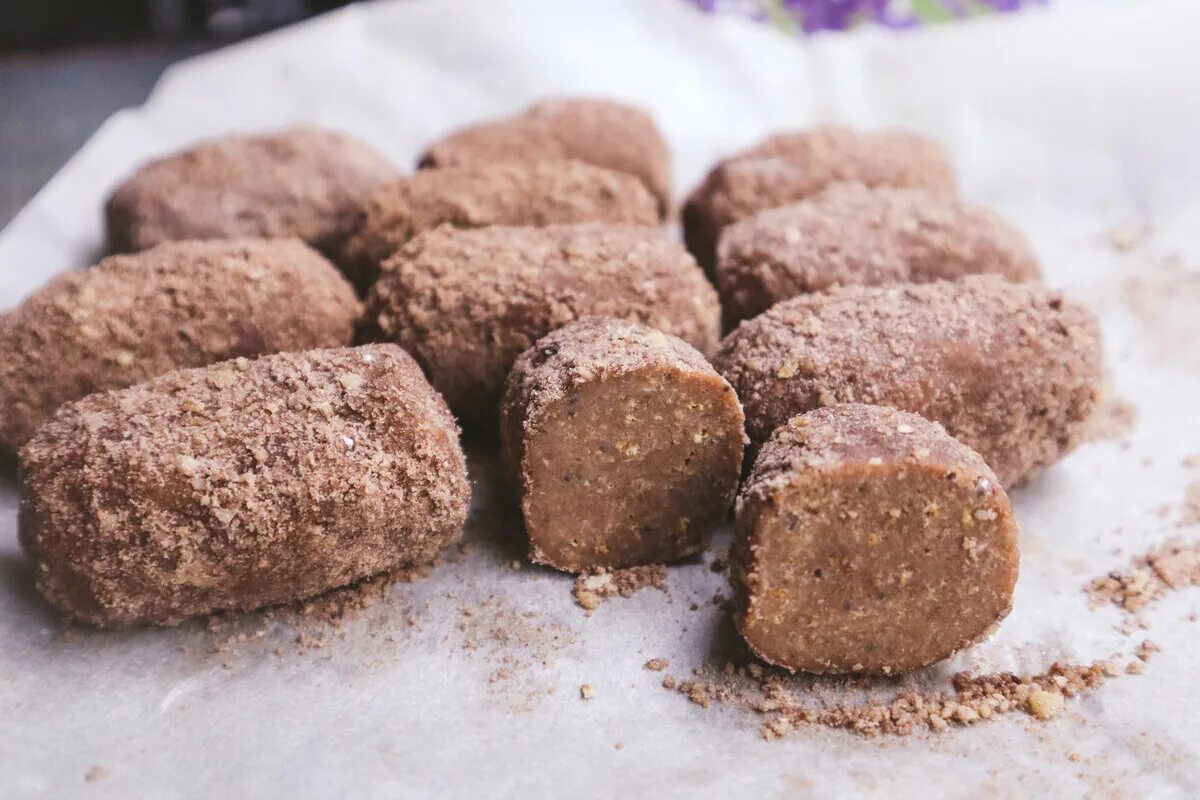 Картошка пирожное классический из сухарей. Пирожное "картошка". Пирожное картошка магазинное. Пирожное картошка с орехами. Шоколадная картошка.