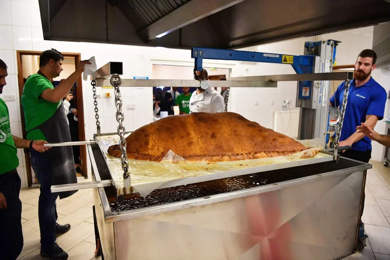 Самый большой пирог в мире. Гигантский пирожок. Самый большой беляш в мире. Самые большие пирожки в мире.