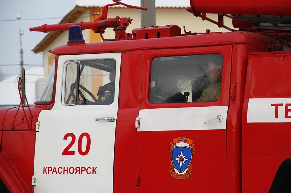 Пожарная машина Красноярск. Пожарные Красноярск. Пожарная машина на пожаре. Выезд пожарной машины. Выезд пожарного автомобиля