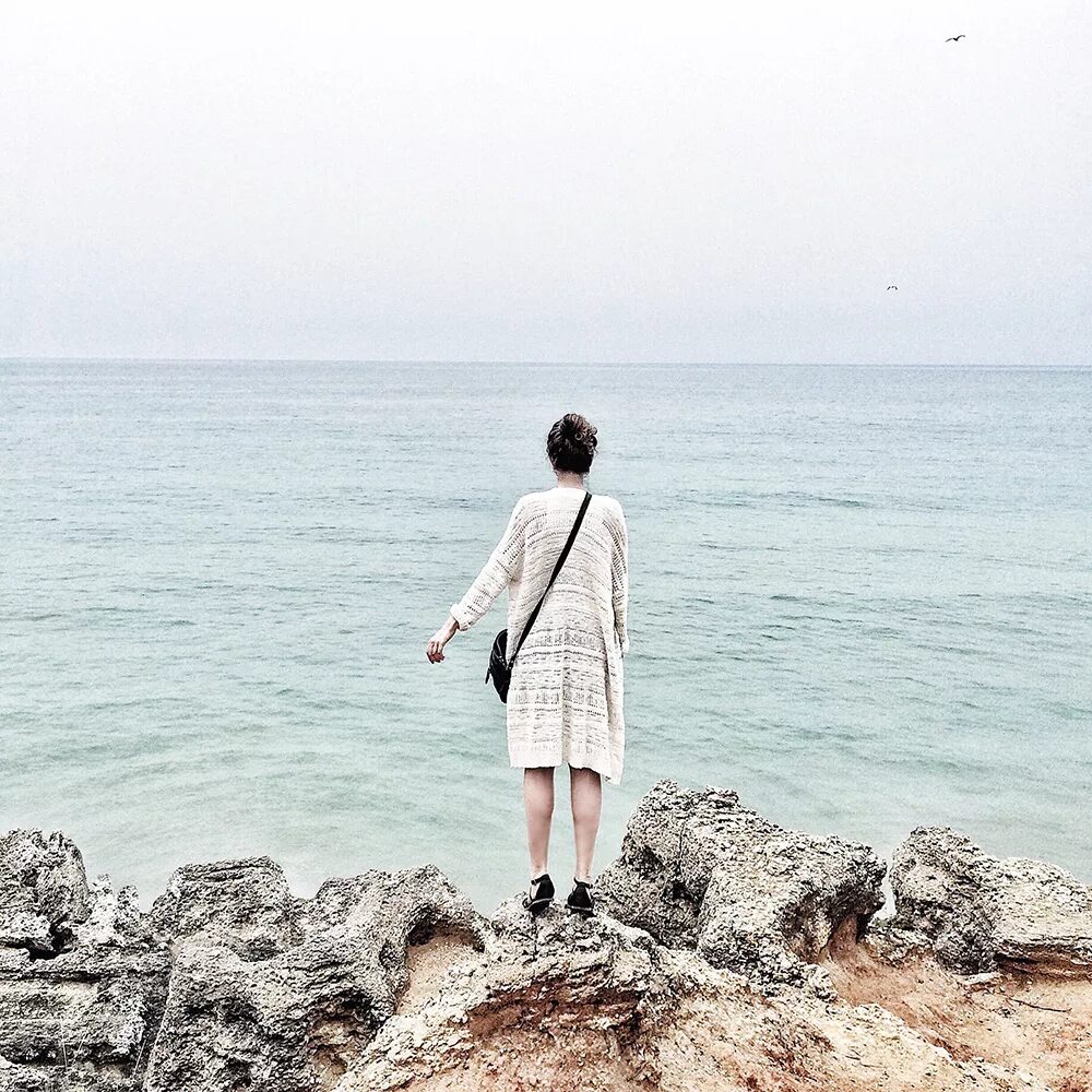 Одиночество интровертов. Уединение в горах. Одиночество интровертов. Девушка интроверт. Замкнутый человек.