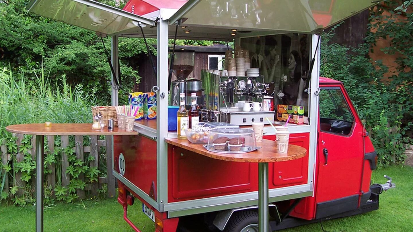 Ларек на колесах. Piaggio ape 50 кемпер. прицепы автолавки food truck. передвижная кухня на колесах. автолавка для выездной торговли.