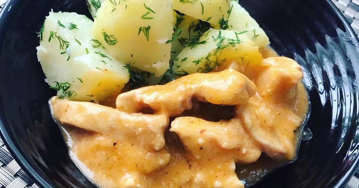 бефстроганов из грудки. бефстроганов из грудки. бефстроганов из куриной грудки в томатном соусе. бефстроганов из куриной грудки. куриный бефстроганов.