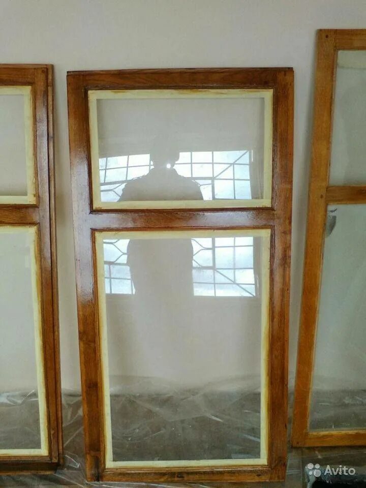 Реставрация окон цена. Отреставрированные деревянные окна. Перекраска деревянных окон. Отреставрированные старые деревянные окна. Обновленные деревянные окна.
