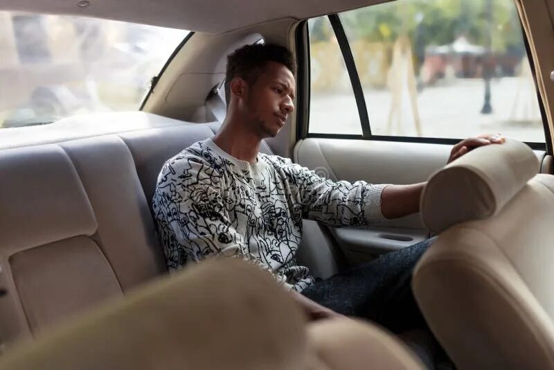 Мужчина на заднем сидении. Человек сидит на машине. Парни на заднем сиденье машины. Пара в машине на заднем сиденье. Парни на заднем сиденье машины.