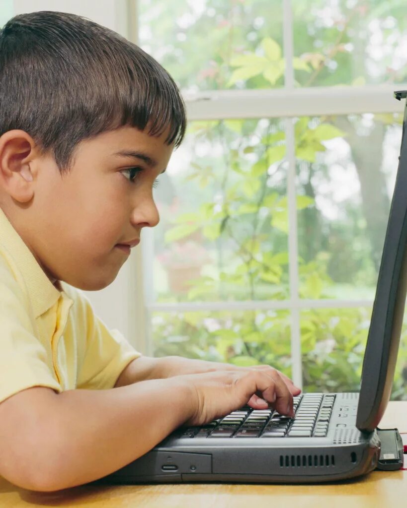 Компьютер для детей. Ребенок за компьютером. Маленький ребенок за компьютером. Ребенок играющий в компьютер.