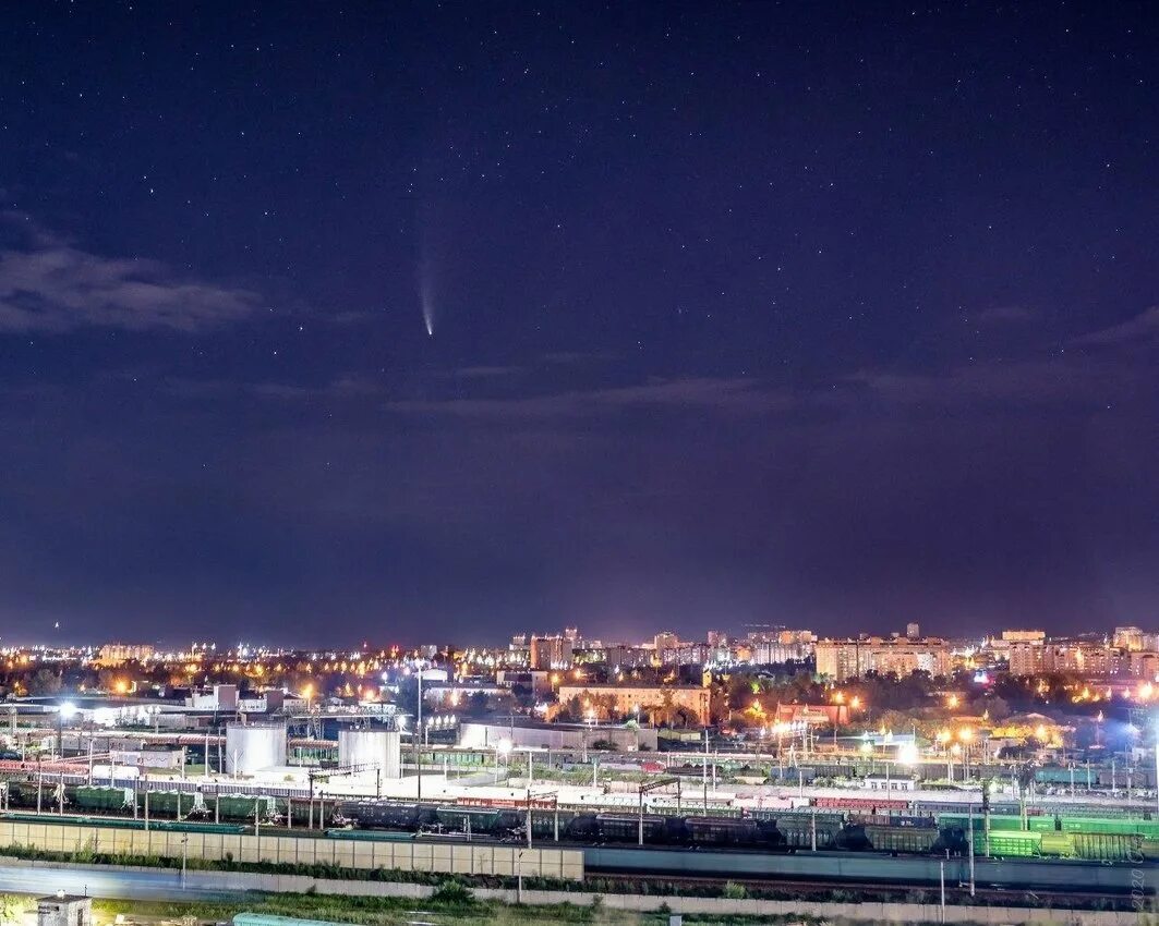 Где сегодня можно увидеть комету в россии. Комета над Москвой. Небо Забайкалья. Комета над Чебоксарами. Титовская сопка Чита ночью.