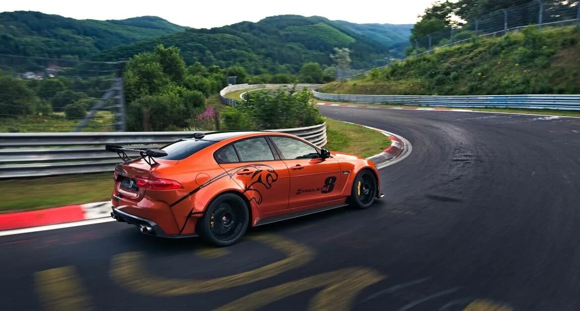 Трековый ягуар. Jaguar xe sv project 8. Трек ягуар. Феррари дайго сайто. Ягуар музыка.
